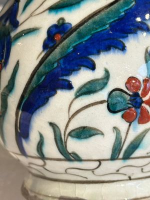 A polychrome and gilt Iznik ewer with tulips, carnation flowers and saz leaves, Turkey, ca. 1600 — foto 21