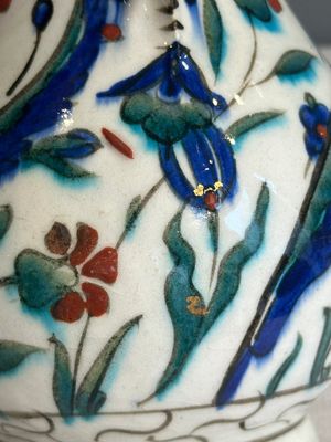 A polychrome and gilt Iznik ewer with tulips, carnation flowers and saz leaves, Turkey, ca. 1600 — foto 22