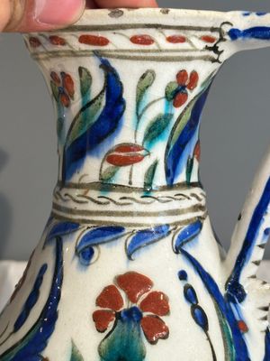 A polychrome and gilt Iznik ewer with tulips, carnation flowers and saz leaves, Turkey, ca. 1600 — foto 23