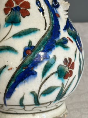 A polychrome and gilt Iznik ewer with tulips, carnation flowers and saz leaves, Turkey, ca. 1600 — foto 24
