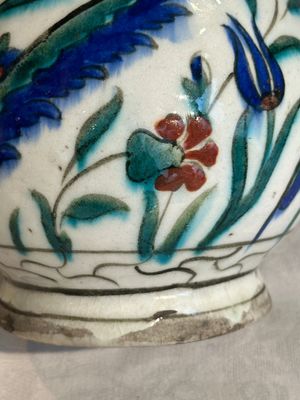 A polychrome and gilt Iznik ewer with tulips, carnation flowers and saz leaves, Turkey, ca. 1600 — foto 25