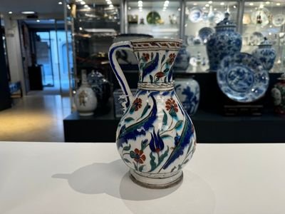 A polychrome and gilt Iznik ewer with tulips, carnation flowers and saz leaves, Turkey, ca. 1600 — foto 3