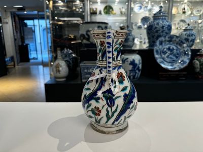 A polychrome and gilt Iznik ewer with tulips, carnation flowers and saz leaves, Turkey, ca. 1600 — foto 4