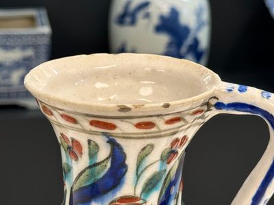 A polychrome and gilt Iznik ewer with tulips, carnation flowers and saz leaves, Turkey, ca. 1600 — foto 6