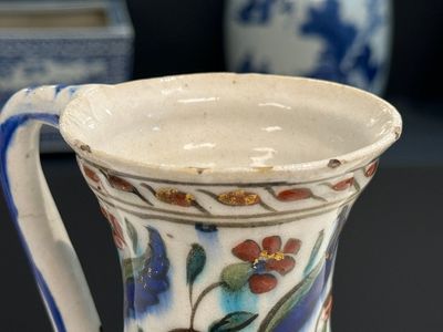 A polychrome and gilt Iznik ewer with tulips, carnation flowers and saz leaves, Turkey, ca. 1600 — foto 7