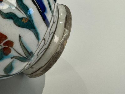 A polychrome and gilt Iznik ewer with tulips, carnation flowers and saz leaves, Turkey, ca. 1600 — foto 9