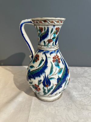 A polychrome and gilt Iznik ewer with tulips, carnation flowers and saz leaves, Turkey, ca. 1600 — foto 10