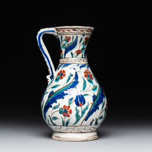 A polychrome and gilt Iznik ewer with tulips, carnation flowers and saz leaves, Turkey, ca. 1600 — foto 1