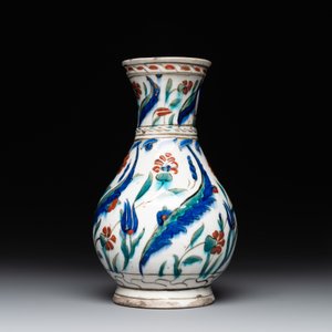 A polychrome and gilt Iznik ewer with tulips, carnation flowers and saz leaves, Turkey, ca. 1600 — foto 2