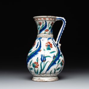 A polychrome and gilt Iznik ewer with tulips, carnation flowers and saz leaves, Turkey, ca. 1600 — foto 3