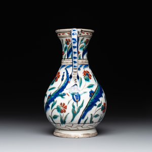 A polychrome and gilt Iznik ewer with tulips, carnation flowers and saz leaves, Turkey, ca. 1600 — foto 4