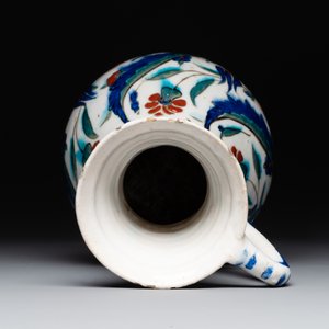 A polychrome and gilt Iznik ewer with tulips, carnation flowers and saz leaves, Turkey, ca. 1600 — foto 5