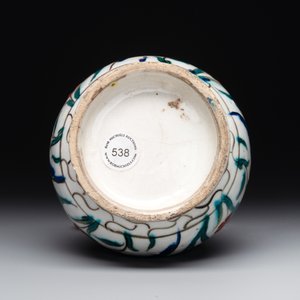 A polychrome and gilt Iznik ewer with tulips, carnation flowers and saz leaves, Turkey, ca. 1600 — foto 6