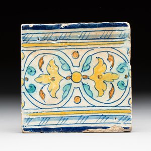 A polychrome Antwerp maiolica border tile, ca. 1560 — photo 1