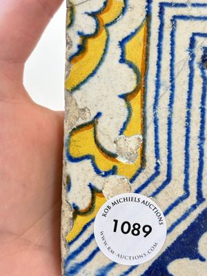 A polychrome Antwerp maiolica 'ornamental' tile, ca. 1560 — photo 2