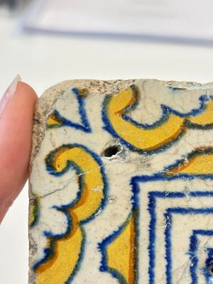 A polychrome Antwerp maiolica 'ornamental' tile, ca. 1560 — photo 4
