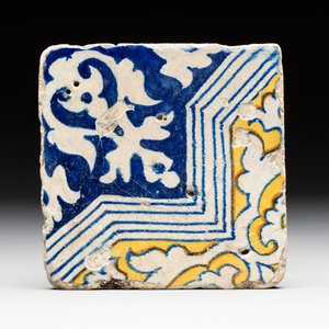 A polychrome Antwerp maiolica 'ornamental' tile, ca. 1560 — photo 1