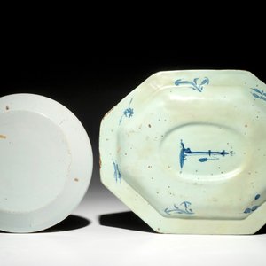 A polychrome armorial plate and a blue and white octagonal dish, Savona, Italy, 18th C. — 照片 2