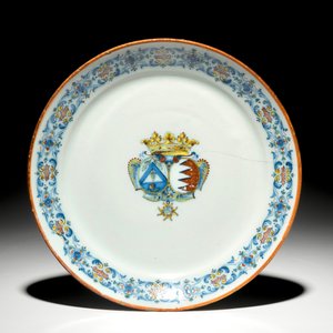 A polychrome armorial plate and a blue and white octagonal dish, Savona, Italy, 18th C. — 照片 3