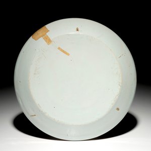 A polychrome armorial plate and a blue and white octagonal dish, Savona, Italy, 18th C. — 照片 4