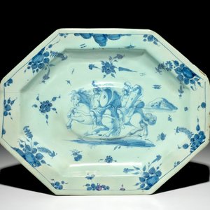 A polychrome armorial plate and a blue and white octagonal dish, Savona, Italy, 18th C. — 照片 5