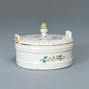 A polychrome Brussels faience 'à la haie fleurie' butter tub and cover, 18th C. — 照片 1