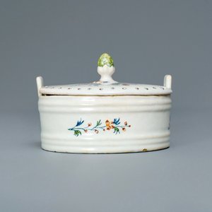 A polychrome Brussels faience 'à la haie fleurie' butter tub and cover, 18th C. — 照片 2