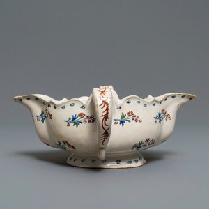 A polychrome Brussels faience 'à la haie fleurie' sauce boat, 18th C. — 照片 3