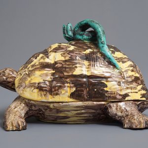A polychrome Brussels faience box and cover in the shape of a turtle, 18th C. — 照片 2