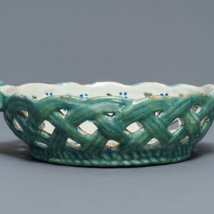 A polychrome Brussels faience 'landscape' basket, 18th C. — 照片 2