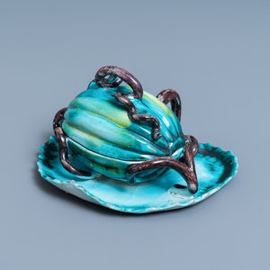 A polychrome Brussels faience melon-shaped tureen on stand, 18th C. — photo 1