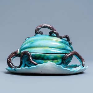 A polychrome Brussels faience melon-shaped tureen on stand, 18th C. — photo 2