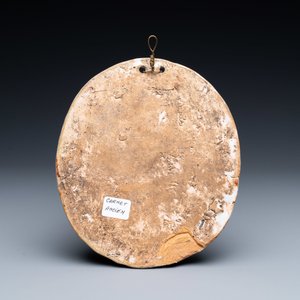 A polychrome Brussels faience oval molded plaque and a matching grisaille painting on copper of a man with a jug, early 19th C. — photo 3