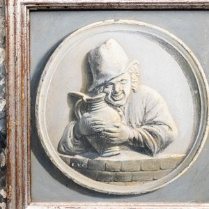 A polychrome Brussels faience oval molded plaque and a matching grisaille painting on copper of a man with a jug, early 19th C. — photo 7