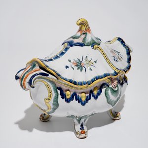 A polychrome Brussels faience Rococo tureen and cover, 18th C. — photo 5