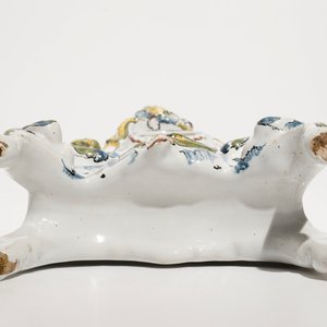 A polychrome Brussels faience Rococo watch stand, 18th C. — photo 6