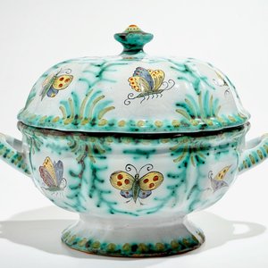 A polychrome Brussels faience tureen and cover with butterflies and caterpillars, 18/19th C. — 照片 1