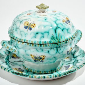 A polychrome Brussels faience tureen on stand with butterflies and caterpillars, 18/19th C. — photo 2