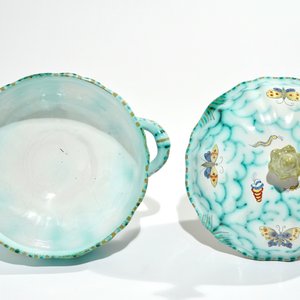 A polychrome Brussels faience tureen on stand with butterflies and caterpillars, 18/19th C. — photo 9