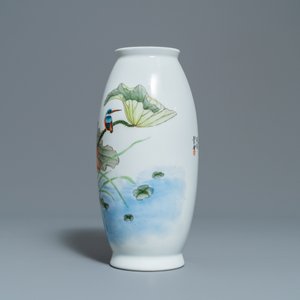 A polychrome Chinese 'kingfisher on lotus flower' vase, Qianlong mark, 20th C. — 照片 2