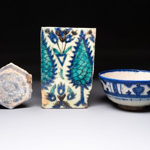 A polychrome Damascus tile, a Persian hexagonal tile and a blue-glazed bowl, 17/19th C. — photo 1