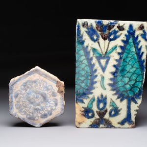 A polychrome Damascus tile, a Persian hexagonal tile and a blue-glazed bowl, 17/19th C. — photo 2