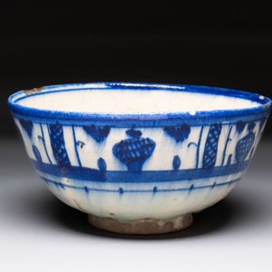 A polychrome Damascus tile, a Persian hexagonal tile and a blue-glazed bowl, 17/19th C. — photo 4