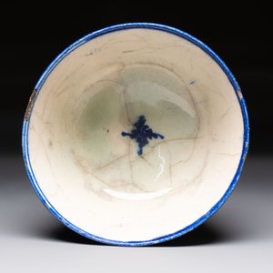 A polychrome Damascus tile, a Persian hexagonal tile and a blue-glazed bowl, 17/19th C. — photo 5