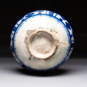 A polychrome Damascus tile, a Persian hexagonal tile and a blue-glazed bowl, 17/19th C. — photo 6