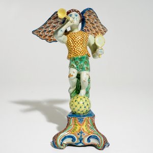 A polychrome Delft style allegorical figure of Fame in the shape of a putto with trumpet, prob. France, 19th C. — 照片 2