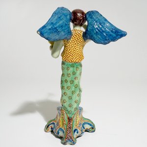 A polychrome Delft style allegorical figure of Fame in the shape of a putto with trumpet, prob. France, 19th C. — 照片 4