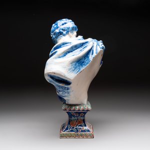 A polychrome Delft-style 'The Kiss' group after Jean Antoine Houdon (1741-1828), Samson, Paris, 19th C. — 照片 2