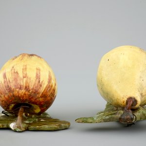 A polychrome Dutch Delft apple and a pear, 18th C. — photo 5