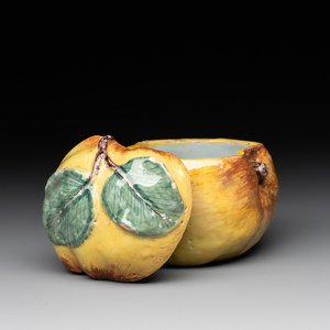 A polychrome Dutch Delft apple-form box and cover, 18th C. — foto 1